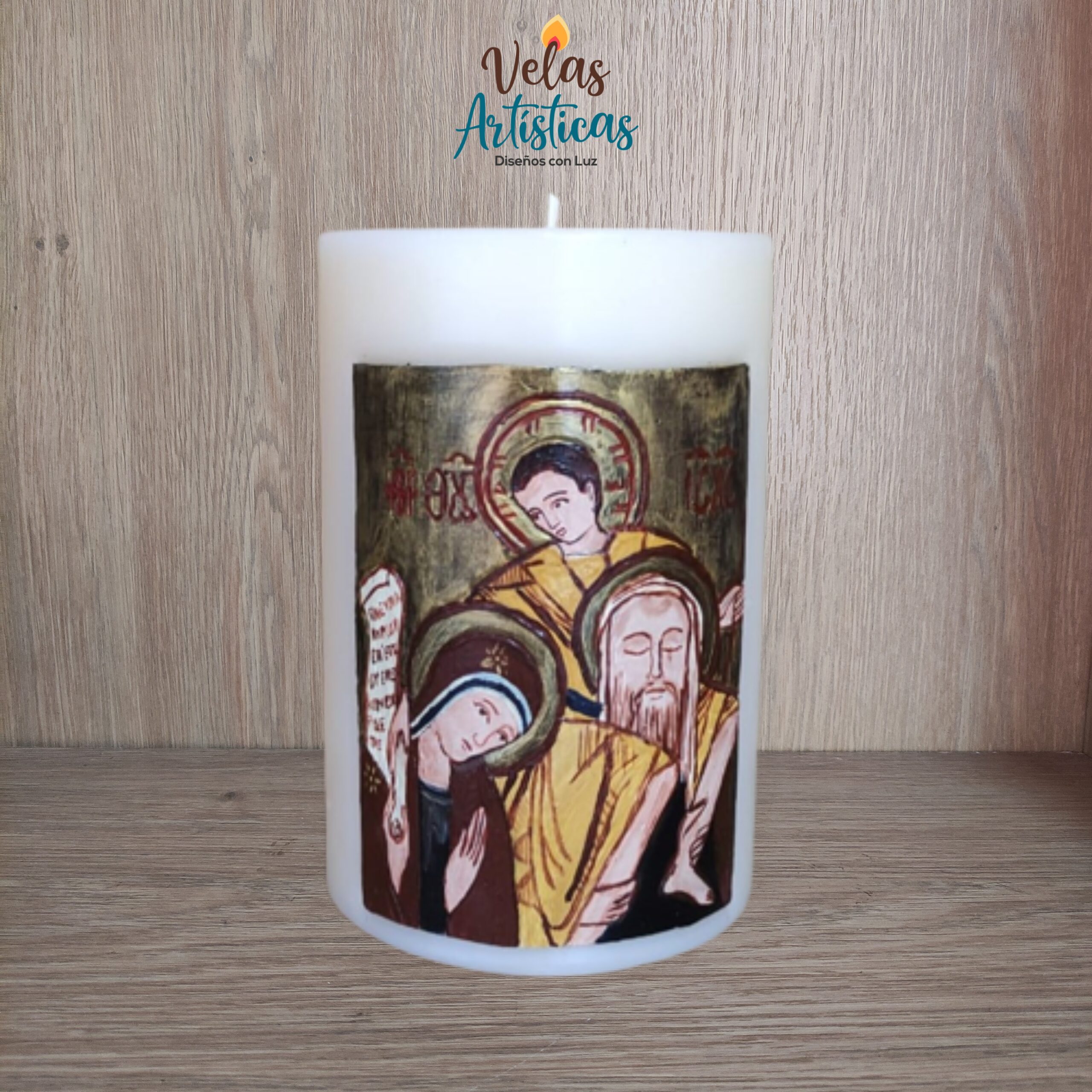 Sagrada familia de nazaret con técnica artística de la iconografía. Aparecen La Virgen María, San José y el niño Jesús que va sobre los hombros de su padre.